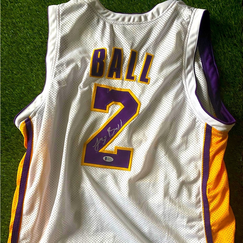 100% authentic Lonzo Ball signed jersey. Excelllent for framing